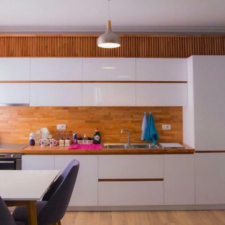 Modern Furnished Apartment With View 티라나 외부 사진